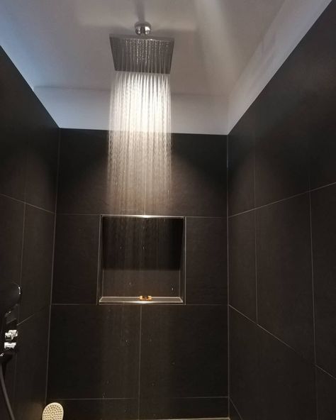 Dark Walk In Shower Ideas -produktedschungel Walking Shower, Walk In Bathroom Showers, Doorless Shower Design, Bathroom Renovation Diy, Tile Walk In Shower, Walk In Shower Ideas, Doorless Shower, Dark Tile, Amazing Showers