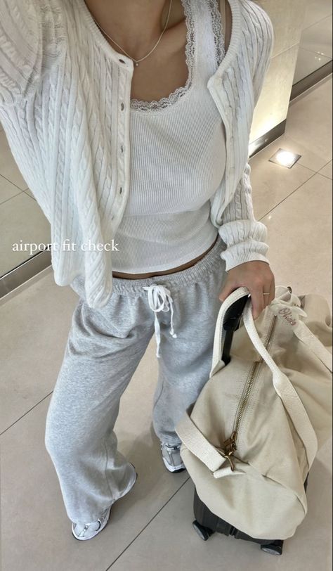 Comfy Outfits Travel, Pretty Outfits Casual Comfy, Airport Outfit Inspiration, Chic Travel Outfit Airport Style, Comfy Outfits Aesthetic, Stylish Comfy Outfits, Aesthetic Comfy Outfits, Aeroplane Outfit, Flight Outfit Airport Style