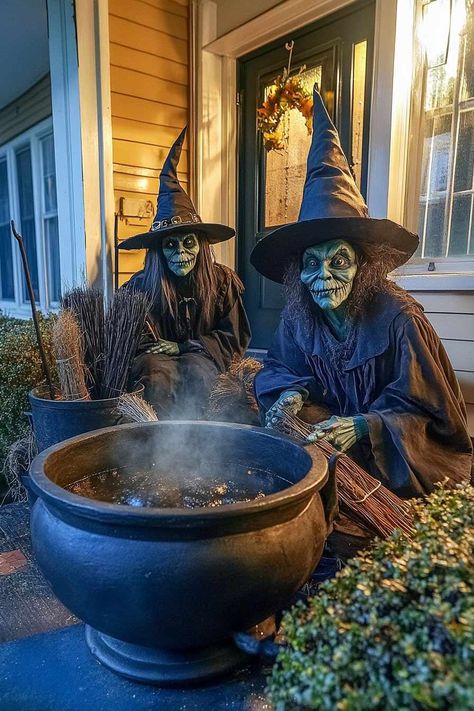 19 Scary DIY Halloween Front Porch Decor Ideas - H.M.G Decorating For Halloween, Halloween Yard Art, Halloween Camping, Front Porch Decor Ideas, Halloween Outside, Halloween Props Diy, Halloween Front Porch Decor, Elegant Halloween, Halloween Front Porch