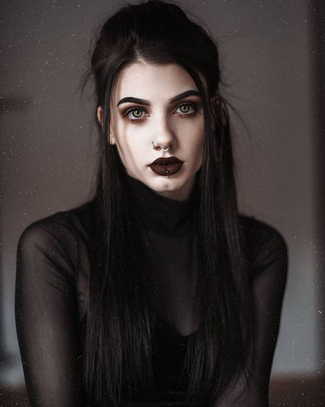 Goth Portrait Photography, Goth Girl Wallpaper, Goth Portrait, Girl Wallpaper Iphone, Wallpaper Gothic, Anime Gothic, Dark Glamour, Portrait Reference, Gothic Girl