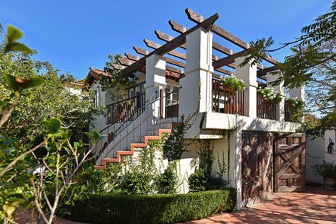 Over-garage apartment in 1927 Spanish Revival home (La Jolla, Calif). Spanish Mediterranean Homes, Spanish Revival Home, Colonial Style Homes, Mediterranean Style Homes, Home Remodeling Diy, Garage Apartment, Spanish Revival, Colonial Revival, Mediterranean Home