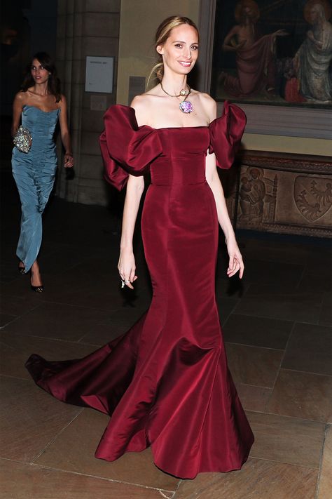 Lauren Santo Domingo in this gorgeous Oscar de la Renta ....a Dominican ... to funny! Lauren Santo Domingo, Occasion Dresses Wedding, Gala Dresses, Red Carpet Dresses, Red Carpet Fashion, Prom Gown, Fancy Dresses, Special Occasion Dresses, Look Fashion