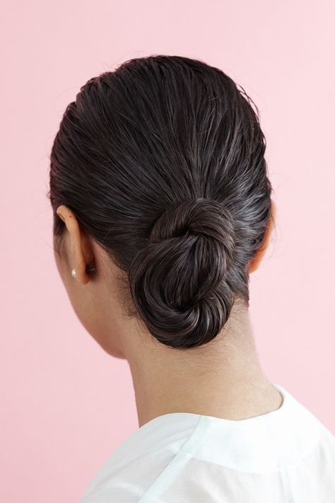 Style your wet hair into this pretty chignon. | 30 No-Heat Hairstyle Ideas To Get You Through Summer Weekend Hair, Pulled Back Hairstyles, No Heat Hairstyles, Fast Hairstyles, Low Bun, Wet Hair, Great Hair, Hair Dos, Hair Updos