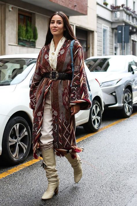 Bohemian Winter Outfits, Bohemian Style Winter, Street Style India, Winter Kimono, Street Style Fall Winter, Look Boho Chic, Street Style Fall, Ethno Style, Kimono Outfit