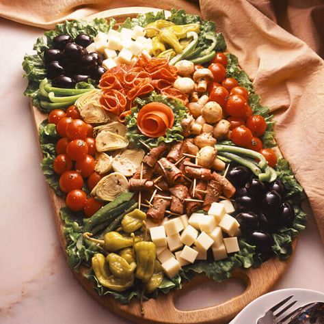 Antipasto Appetizer, Appetizer Buffet, Antipasto Platter, Appetizer Platters, Italian Appetizers, Party Food Platters, Charcuterie And Cheese Board, Charcuterie Recipes, Italian Dinner