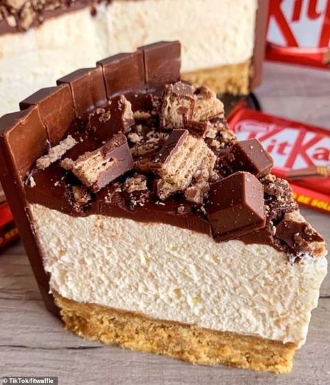 Kitkat Cheesecake, Kit Kat Cheesecake, Fitwaffle Kitchen, Kitkat Cake, Easy Baking Recipes Desserts, Tasty Baking, Baked Dessert Recipes, Fun Baking Recipes, Easy Baking Recipes