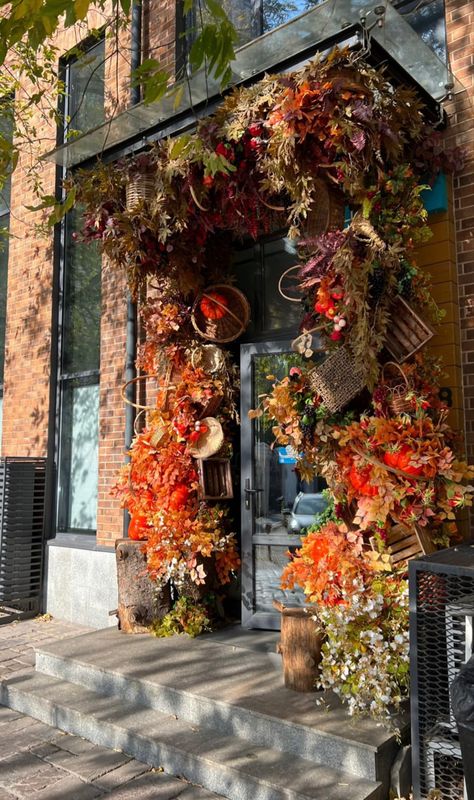 Autumn Storefront Decor, Autumn Window Display Retail, Fall Store Displays, Autumn Window Display, Flower Shop Decor, Window Display Retail, Hotel Entrance, Flower Window, Autumn Display