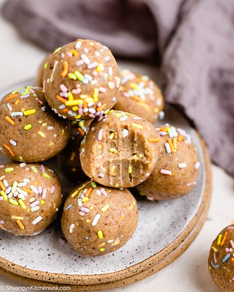 Birthday Cake Protein Balls Birthday Cake Protein Balls, No Bake Birthday Cake, Bake Birthday Cake, Raw Energy Balls, Cake Protein Balls, Peanut Butter Chocolate Balls, Birthday Cake Protein, Birthday Cake Cheesecake, Oreo Birthday Cake