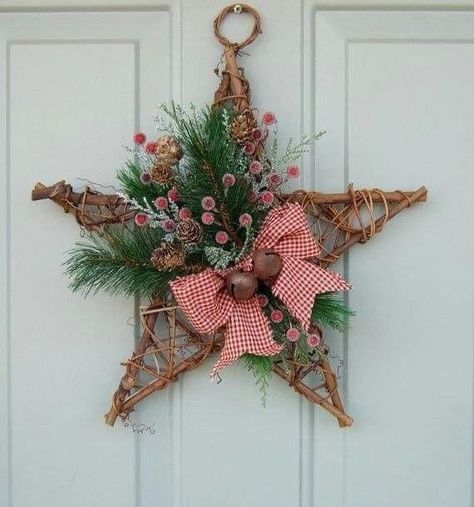 Christmas Parol, Star Crafts, Outdoor Christmas Tree Decorations, Door Wreath Christmas, Centerpieces Ideas, Winter Centerpieces, Rustic Christmas Ornaments, Kissing Ball, Natural Christmas Decor