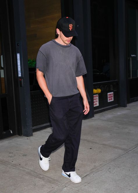 Nike Cortez Outfit Men Shorts, Nike Cortez Outfit Men Street Style, Nike Cortez Outfit Men 80s, Nike Cortez Outfit Men, Austin Butler Outfits, New York Street Style Fall 2024, Austin Butler Style, Black Cortez, Emotion Board