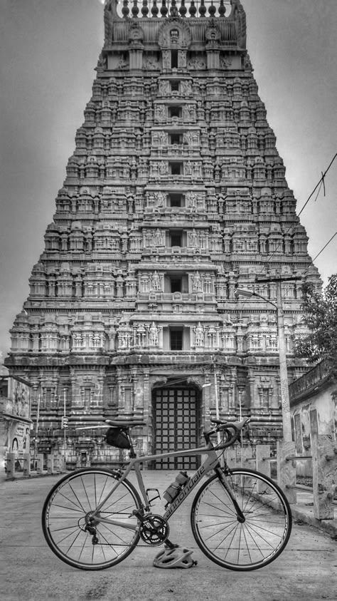 Streets Of India — Visitors photo of the Srirangam temple near Trichy... Srirangam Temple Photography, Indian Monuments Sketches, Temple Art Drawing, Srirangam Temple, Temple Gopuram, South Indian Aesthetic, Hindu Architecture, Temple Drawing, Indian Temple Architecture