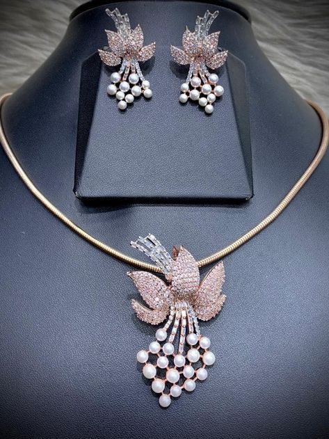 Nackles Design, Glitter Jewelry, Trendy Jewellery, Diamond Pendants Designs, Fancy Jewelry Necklace, Bridal Jewellery Design, Diamond Pendant Sets, Jewelry Set Design, Fancy Jewellery Designs