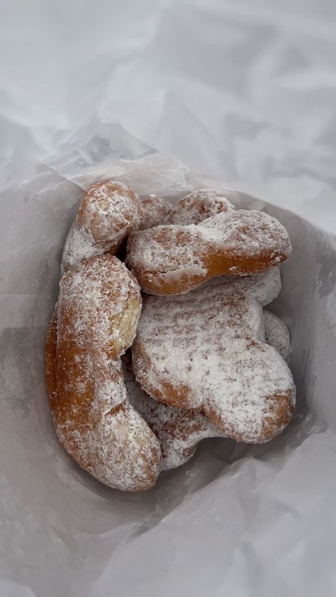 Beignets Disney, Disneyland Beignets, Disneyland Aesthetic Winter, Disneyland September, Disneyland In September, Disney Beignets, Disney Eats, Disneyland Winter, Disneyland Aesthetic