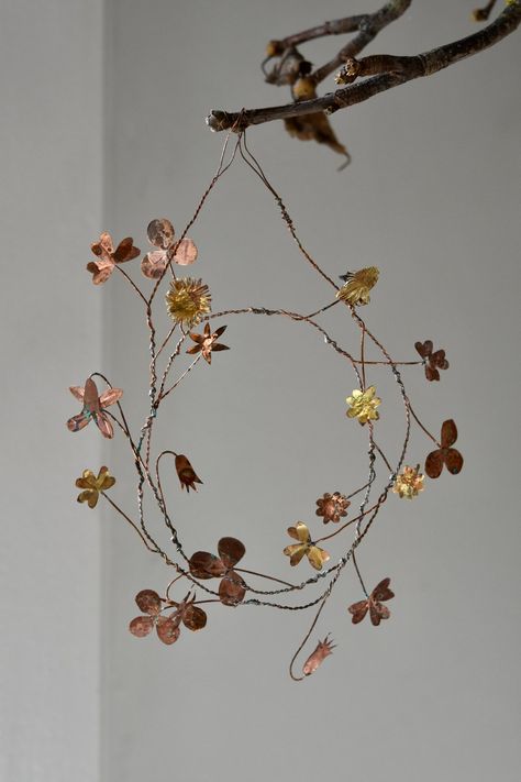 Wire Leaves, Wire Wall Art, Aluminum Can Crafts, Tin Ornaments, Copper Work, Metal Embossing, Found Object Art, Wire Wreath, Tin Art