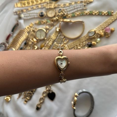 Gold heart watch wrist y2k Streetwear grunge gothic goth vintage Vintage Gold Watch, Heart Watch, Jewelry Accessories Ideas, Dragon Jewelry, Chunky Jewelry, Pretty Jewelry, Dream Girl, Funky Jewelry, Jewelry Lookbook