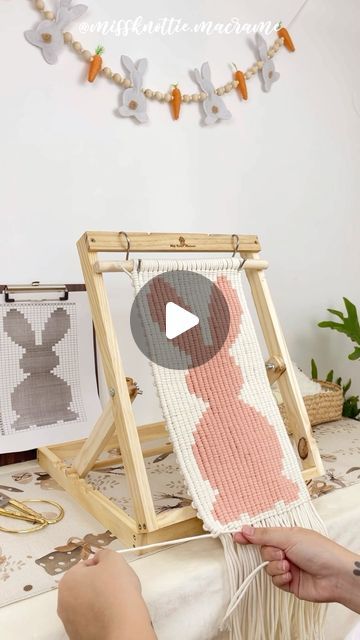 Macrame Easter, Macrame Tutorials, How To Make A Pom Pom, Macrame Hanger, Macrame Patterns Tutorials, Pixel Pattern, Pixel Art Pattern, Macrame Bag, Macrame Ideas