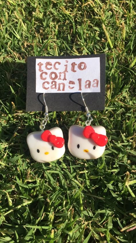 Hello Kitty Earrings, Polymer Clay Gifts, Cute Polymer Clay, Polymer Clay Miniatures, Clay Jewelry Diy, Cute Clay, Clay Miniatures, Clay Art Projects, Polymer Clay Charms