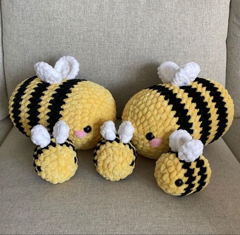 Chunky Yarn Crochet Pattern, Chunky Yarn Crochet, Easy Crochet Animals, Crochet Frog, Crochet Bee, Kawaii Crochet, Beginner Crochet Projects, Crochet Decoration, Fun Crochet Projects