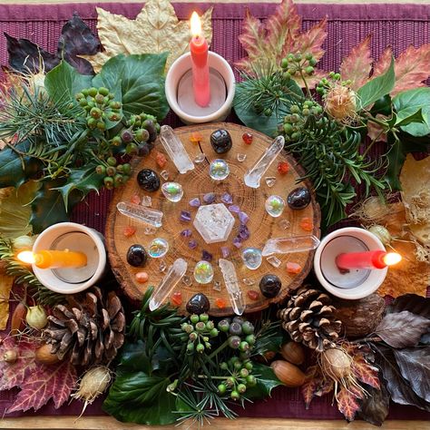 Yule Crystals Winter Solstice, Winter Solstice Wedding Ideas, Yule Altar Ideas Winter Solstice, Yule Altar Ideas, Yule Decorations Winter Solstice, Yule Activities, Yule Feast, Winter Solstice Decorations, Winter Solstice Aesthetic