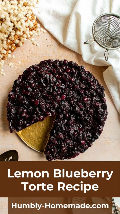 A large lemon blueberry torte with a slice cut out of it. Crunchy Cake, Blueberry Torte, German Cakes Recipes, Shortbread Cake, Canned Blueberries, German Baking, Blueberry Topping, Blueberry Chocolate, Cake Base