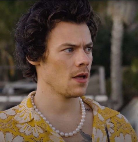 One Direction Inspired Outfits, Harry Styles Pearl Necklace, Harry Styles Pearls, Pearl Bracelet Ideas, Harry Styles Jewelry, Pearl Necklace Aesthetic, Pearl Necklace Outfit, Pearl Necklace Men, Harry Styles Outfit