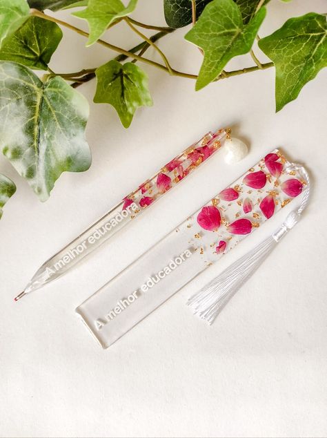 Bookmarks and pen made with epoxy resin with Rose petals encapsulsted, gold foil and personalized with 3D printed letters Resin Pen And Bookmark, Resin Stationary, Resin Mobile Cover, Epoxy Business, Resin Art Ideas, Gold Resin Coasters, Resin Art Diy, Diy Resin Gifts, Instrument Craft