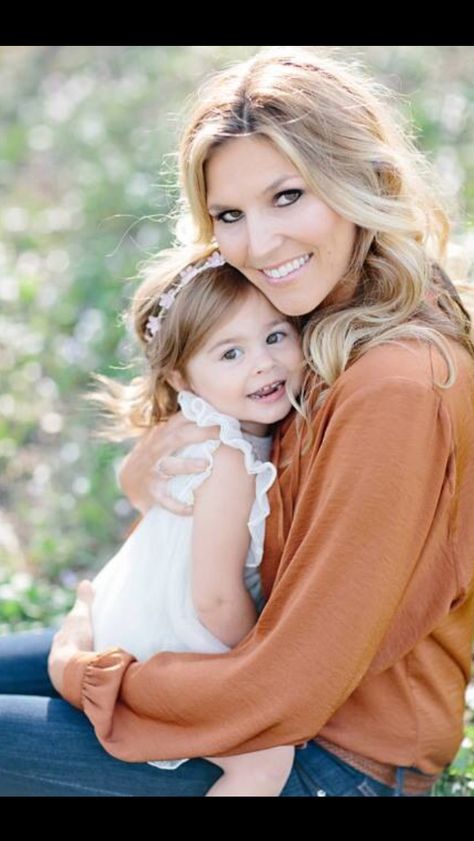 Field Pics, Mother Daughter Photography Poses, Summer Family Portraits, Mom Daughter Photos, Mom Photography, Spring Family Photos, Mother Daughter Poses, Toddler Poses, Mommy Daughter Photos