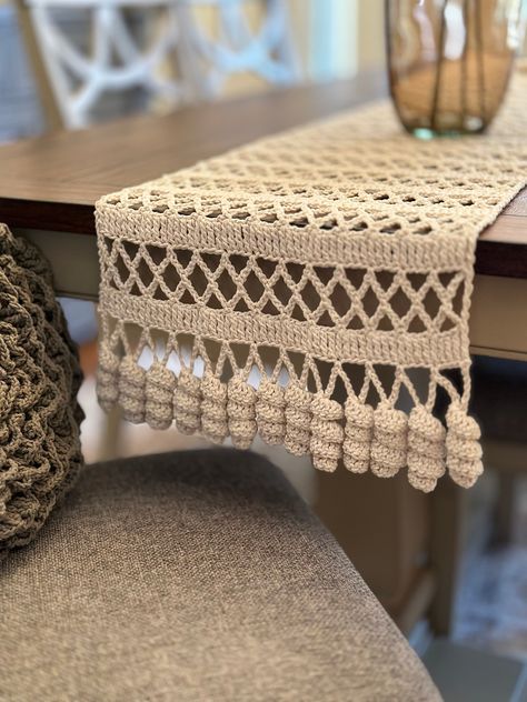 Knitted Table Runner, Taplak Meja Crochet, Crochet Blanket Free, Runner Crochet, Modern Baby Blanket, Crochet Pattern Tutorial, Picture Frame Crafts, Crochet Table Runner Pattern, Crochet Pillow Cover