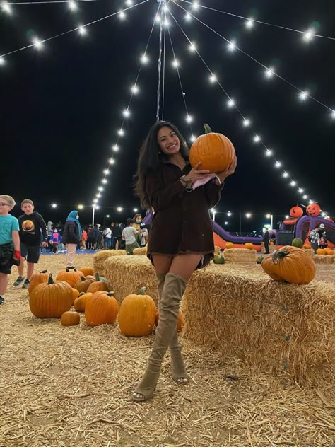 Fall Outfits 2023 Pumpkin Patch, Pregnant Pumpkin Patch Outfit, Pumpkin Patch Outfits Women, Pumpkin Patch Outfit Black Women, Outfits For Pumpkin Patch Fall, Pumpkin Patch Fits, Pumpkin Patch Instagram Pictures, Hayride Outfit, Pumpkin Picking Outfit Fall