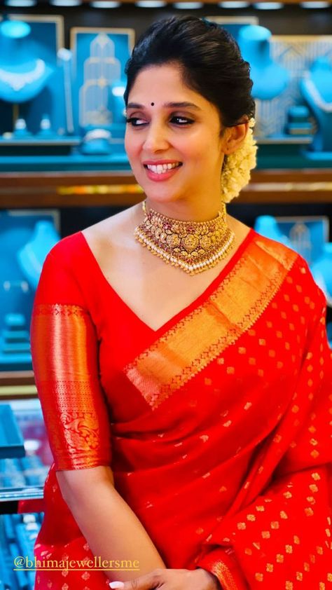 Nyla Usha, Beauty Face Women, Malayalam Actress, Beautiful Saree, Indian Beauty Saree, Beauty Face, Girls Dresses, Saree, Actresses