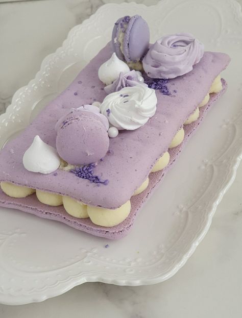 Purple Macaron Cake, Macaroon Cake, Les Macarons, Macaron Cake, Macaron Cookies, Cake Topper Tutorial, Decor Cake, Macaroon Recipes, Food Illustration Art