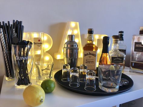 Mini Bar Party Ideas, Gin Bar Ideas For Home, Gin Party, Party Corner, Mini Bar At Home, Husband 30th Birthday, 50th Birthday Party Ideas For Men, Alcohol Bar, 18th Birthday Decorations