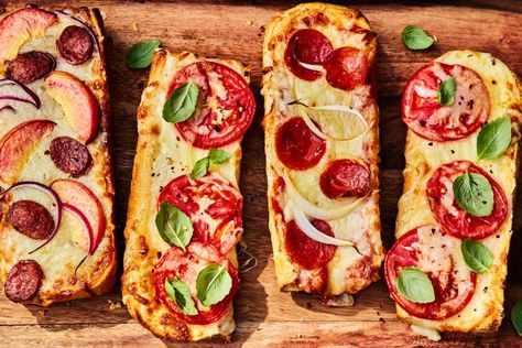 Garlic Bread Pizzas Will Keep The Game Day Crowd Happy Frozen Garlic Bread, Garlic Bread Pizza, Breakfast Party Foods, Easy Dinner Casseroles, French Bread Pizza, Breakfast Party, Bread Pizza, Smoked Cooking, Flatbread Pizza