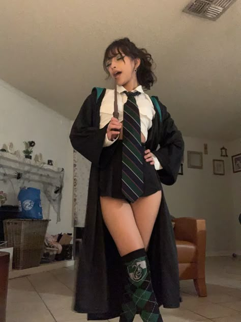 Harry Potter Aesthetic Costume, Aesthetic Halloween Costumes For Women, Slytherin Costume Halloween, Harry Potter Costume Aesthetic, Harry Potter Halloween Outfit, Harry Potter Halloween Costume Ideas, Harry Potter Costume Halloween, Harry Potter Slytherin Costume, Harry Potter Costume Woman