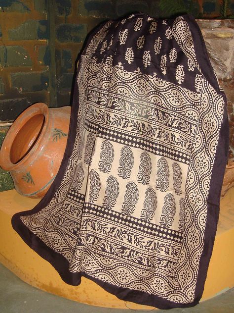 Bagh Prints of Madhya Pradesh - Wikipedia Geometrical Motifs, Bagh Print, Textile Pattern Design, Luxury Cushions, Art Deco Pattern, Printed Saree, Madhya Pradesh, Front Bottoms, Gold Print