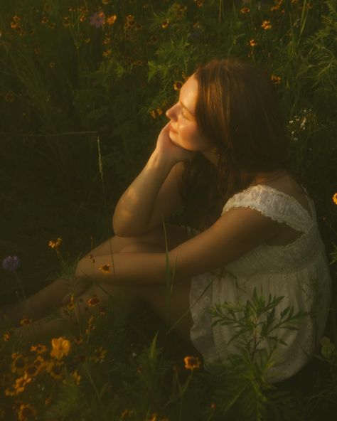 a glowy golden hour + the perfect wildflower field + delia = the BEST night🌞✨💐 - - - - - - keywords - senior, senior pictures, class of 2025, 2025 senior, documentary, storytelling, photographer, storytelling photography Photo Poses Senior Pictures, Senior Photos Golden Hour, Sunset Senior Pictures Golden Hour, Creative Senior Portraits, Dark Senior Photos, Art Senior Pictures, Unique Senior Picture Ideas Fall, Golden Hour Senior Pictures, Indie Senior Pictures