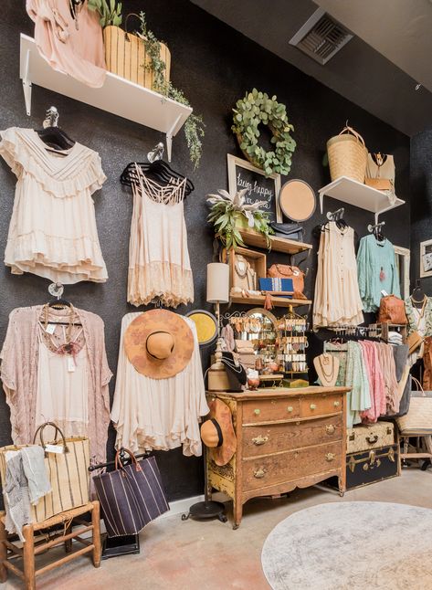 Bohemian Retail Store Design, Vintage Shop Interior Store Displays, Boho Store Front Ideas, Small Clothing Boutique Ideas Display, Boutique In Home Ideas, Backyard Boutique Ideas, Jewelry Display For Boutique, Decorating A Boutique, Boutique Fixture Ideas