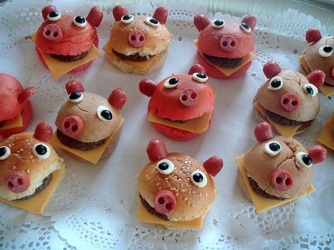 How cute!!! Sliders with piggie faces (faces are made from hot dogs, cheese and olives- how creative!) Animal Shaped Foods, Food Art For Kids, Kids Party Food, Fun Kids Food, Little Pigs, Kids Lunch, Kids Snacks, Food Humor, Fun Snacks