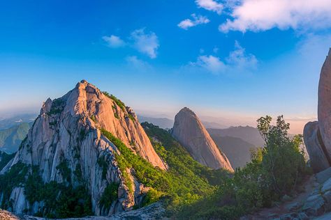 Bukhansan mountain in Seoul at Sunrise in Bukhansan National Park, South Korea Bukhansan National Park, Seoraksan National Park, Urban Park, Seoul South Korea, Day Hike, Beautiful Mountains, Busan, Park City, Windows 10