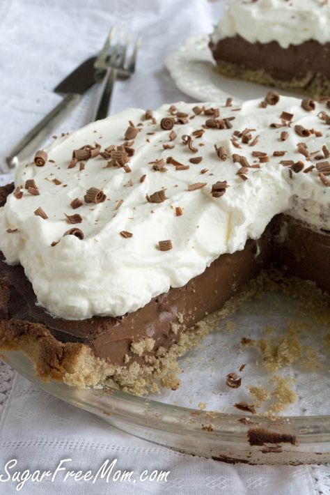 SugarFree Chocolate Cream Pie made lower in carbs, and with a nut free and sugar free pie crust! Healthier but decadent dessert for the holidays! Sugar Free Pie Crust, Fathead Rolls, Sugar Free Desserts For Diabetics, Desserts For Diabetics, Tiramisu Trifle, Sugar Free Pie, Postre Keto, Chocolate Cream Pie, Chocolate Pie