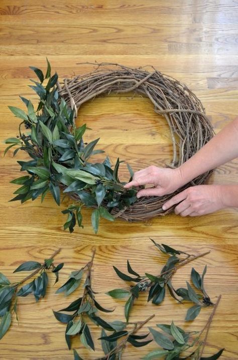 True Farmhouse, Diy Farmhouse Decoration, Dekoratívne Vence, Farmhouse Style Wreath, Farmhouse Decoration, Diy Farmhouse Decor, Farmhouse Wreath, Decor Minimalist, Farmhouse Signs