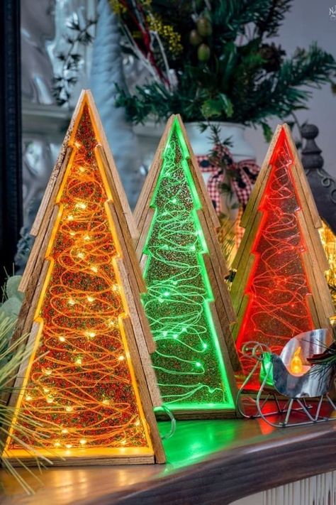 Trees With Lights, Wooden Christmas Trees Diy, Homemade Glitter, Epoxy Ideas, Lights Diy, Resin Crafts Tutorial, Diy Resin Projects, Diy Epoxy, Navidad Diy