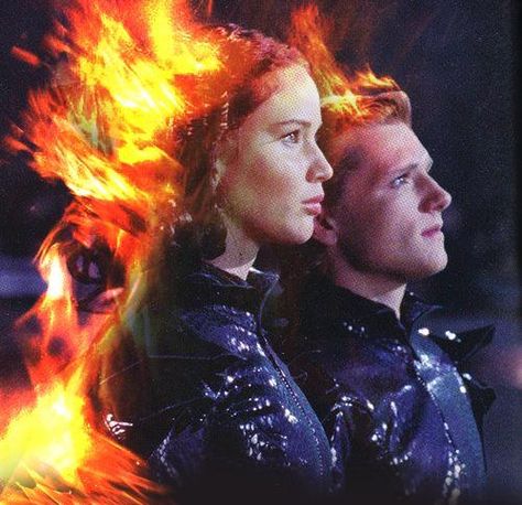 District 12 is on FIRE Peeta And Katniss, Capitol Couture, Hunger Games Katniss, Hunger Games Movies, Katniss And Peeta, Hunger Games 3, Hunger Games Series, Peeta Mellark, Hunger Games Catching Fire