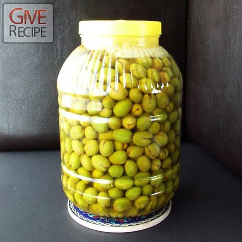 Pickled Olives, Olive Brine, Fresh Olives, Marinated Olives, Brine Recipe, Olive Recipes, Olive Relish, Green Olives, Fermented Foods