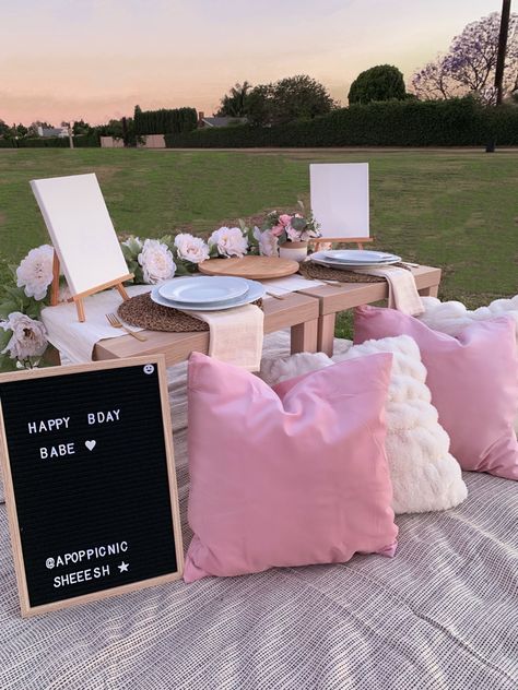 Picnic Date Set Up Ideas, Floor Picnic, Picnic Set Up Ideas, Romantic Picnic Setup For 2, Paint And Picnic Date, Picnic Set Up Ideas Romantic, Picnic Painting Date Ideas, Picnic Business, Picnic Business Ideas