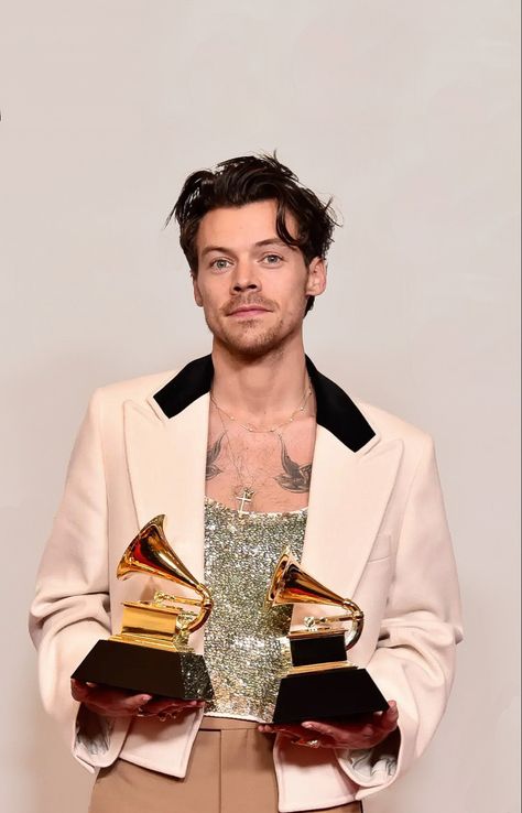 Harry Styles Grammy, Grammys 2023, Golden Wallpaper, Harry Styles Outfit, Harry 1d, Harry Styles Cute, Harry Styles Wallpaper, Harry Styles Pictures, Harry Styles Photos