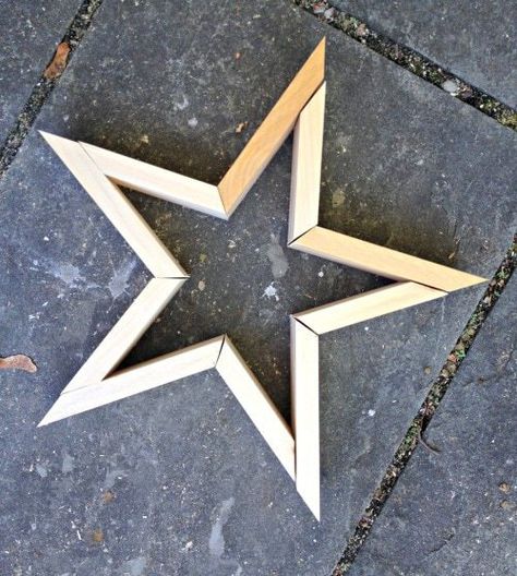 nails 2x4 Projects, Diy Star, Ansan, Wooden Christmas Crafts, Stars Wall Decor, Building Painting, Star Wall Art, Wood Stars, Diy Holz