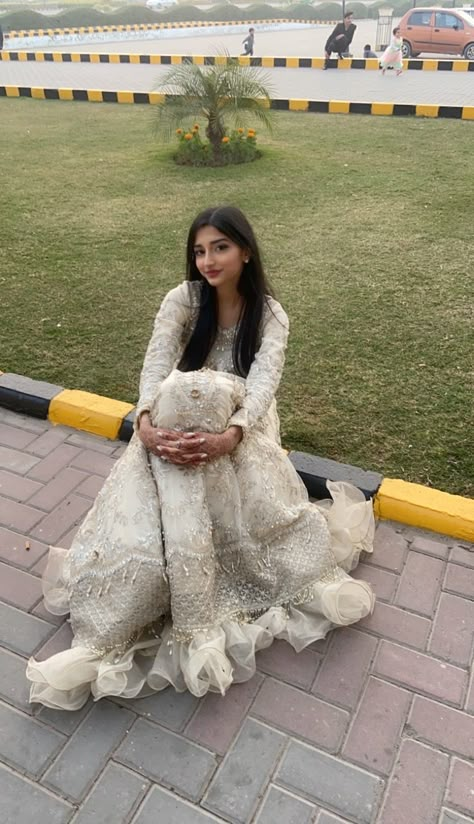 Pakistan Girl, Girly Swag, Desi Outfits, Desi Wedding Dresses, Latest Bridal Dresses, Beautiful Casual Dresses, Pakistani Fancy Dresses, Desi Clothes, Simple Pakistani Dresses