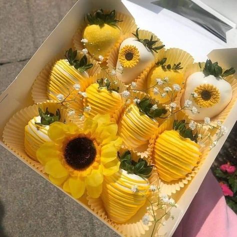 Sunflowers, Strawberries, Valentine's day ideas Chocolate Covered Desserts, Strawberry Box, Chocolate Covered Strawberry Recipe, Chocolate Covered Strawberries Bouquet, Strawberry Gifts, Chocolate Covered Fruit, Dessert Gifts, Chocolate Covered Treats, Edible Arrangements