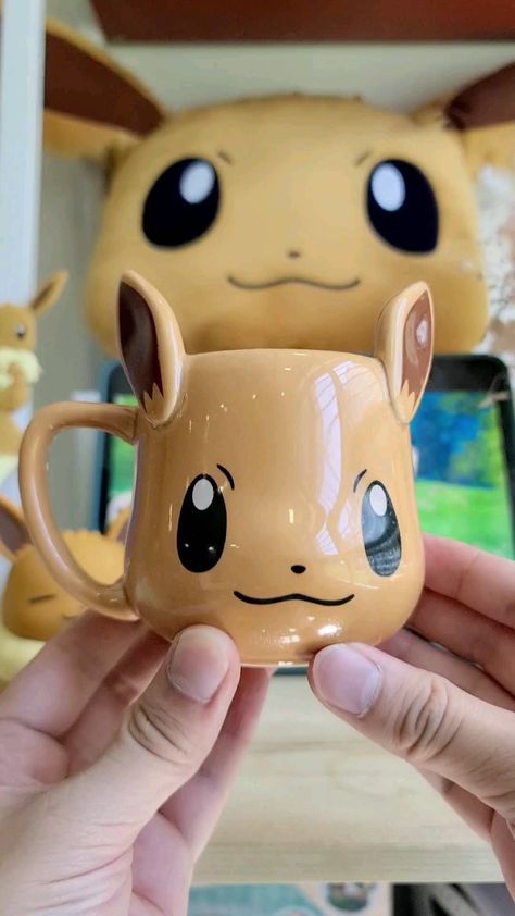 Pokemon Ceramics Ideas, Pokemon Pottery, Anime Pottery, Anime Ceramics, Cute Eevee, Pokemon Clay, Pokemon Mug, Hello Kitty Mug, Pokemon Diy